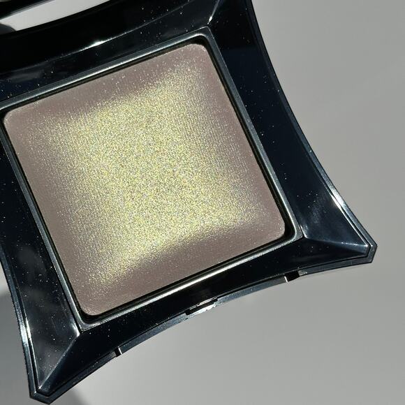 Illamasqua Beyond Powder Highlighter Compact Deity Baby Pink Gold Duochrome 7g - Picture 3 of 14